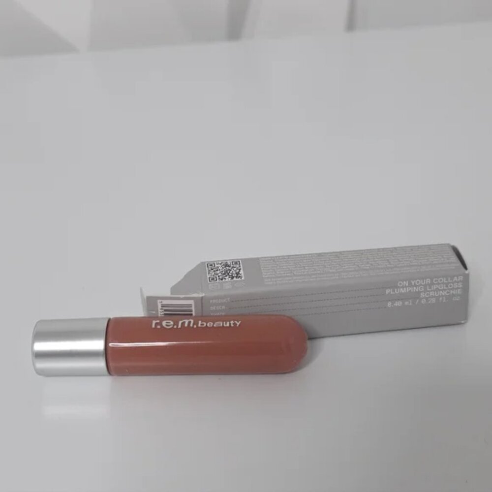 R.E.M. Beauty On Your Collar Plumping Lip gloss in Scrunchie